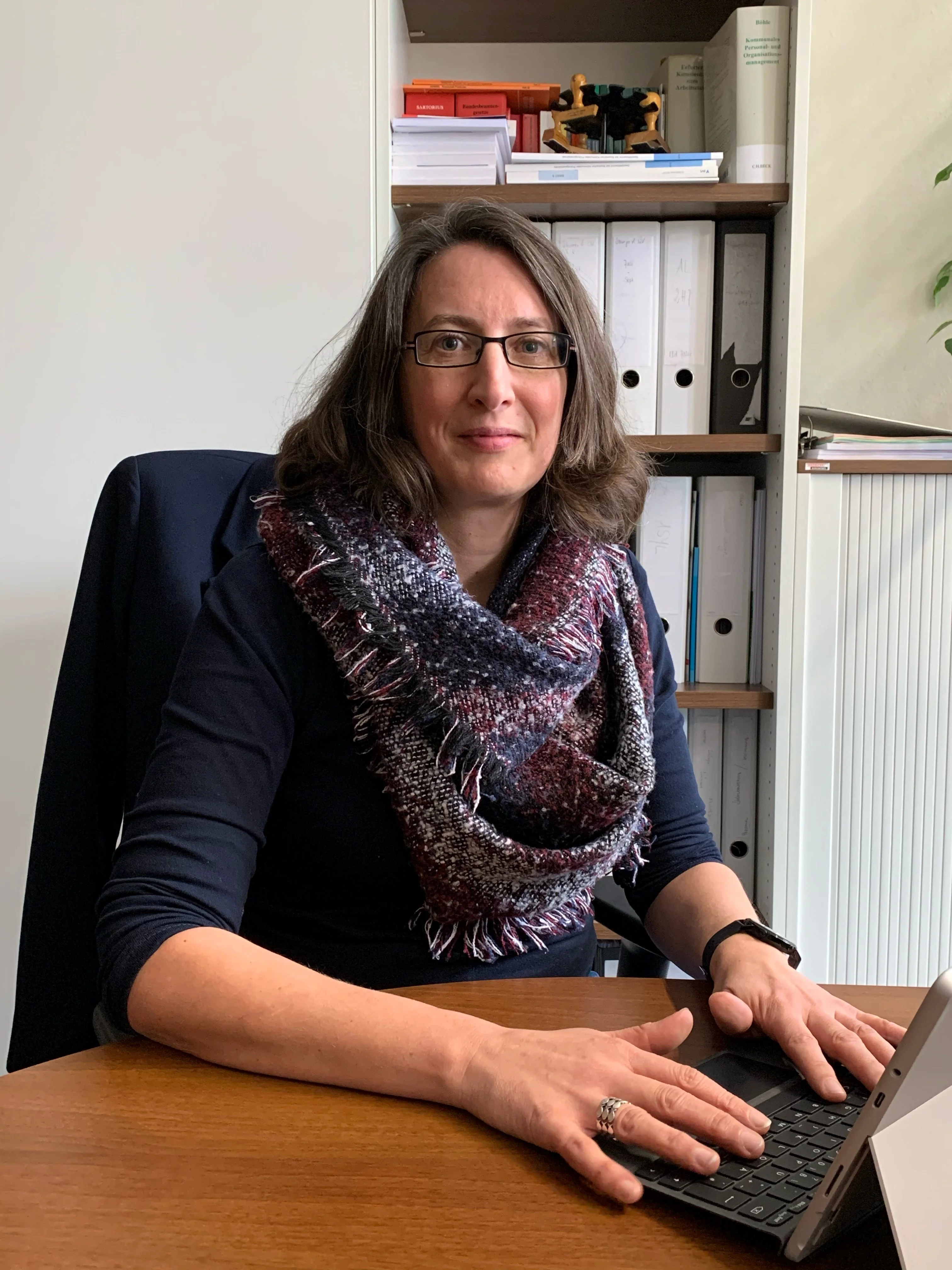 Tanja Bauer am Schreibtisch sitzend