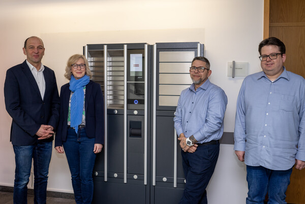 Frederic Ruth und Astrid Kaiser links von einer Bürger-Box stehend, rechts davon Marcus Kurzendörfer und Florian Becker