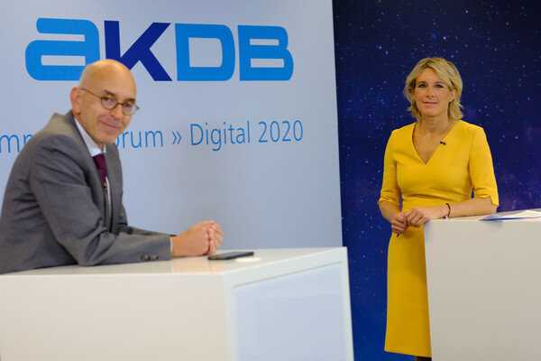 Das war das 4. AKDB Kommunalforum » Digital 2020: Rudolf Schleyer, Vorstandsvorsitzender der AKDB und Journalistin Julia Büchler, BR