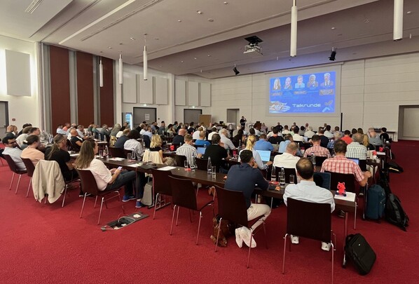 Vollbesetzter Schulungsraum zur Veranstaltung KomBN Mastergroup