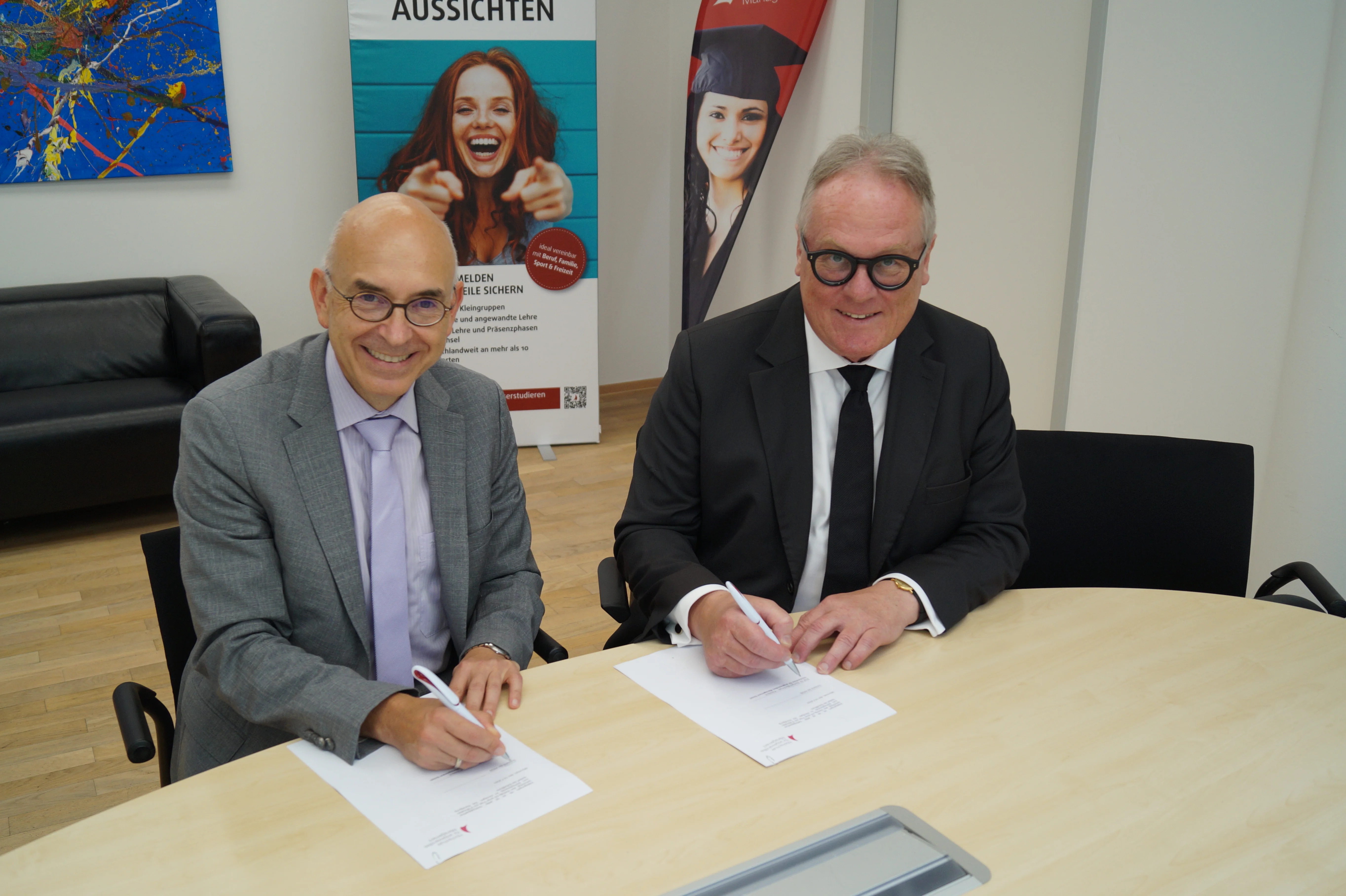 Rudolf Schleyer und Prof. Gerhard Blechinger unterzeichnen die Kooperation