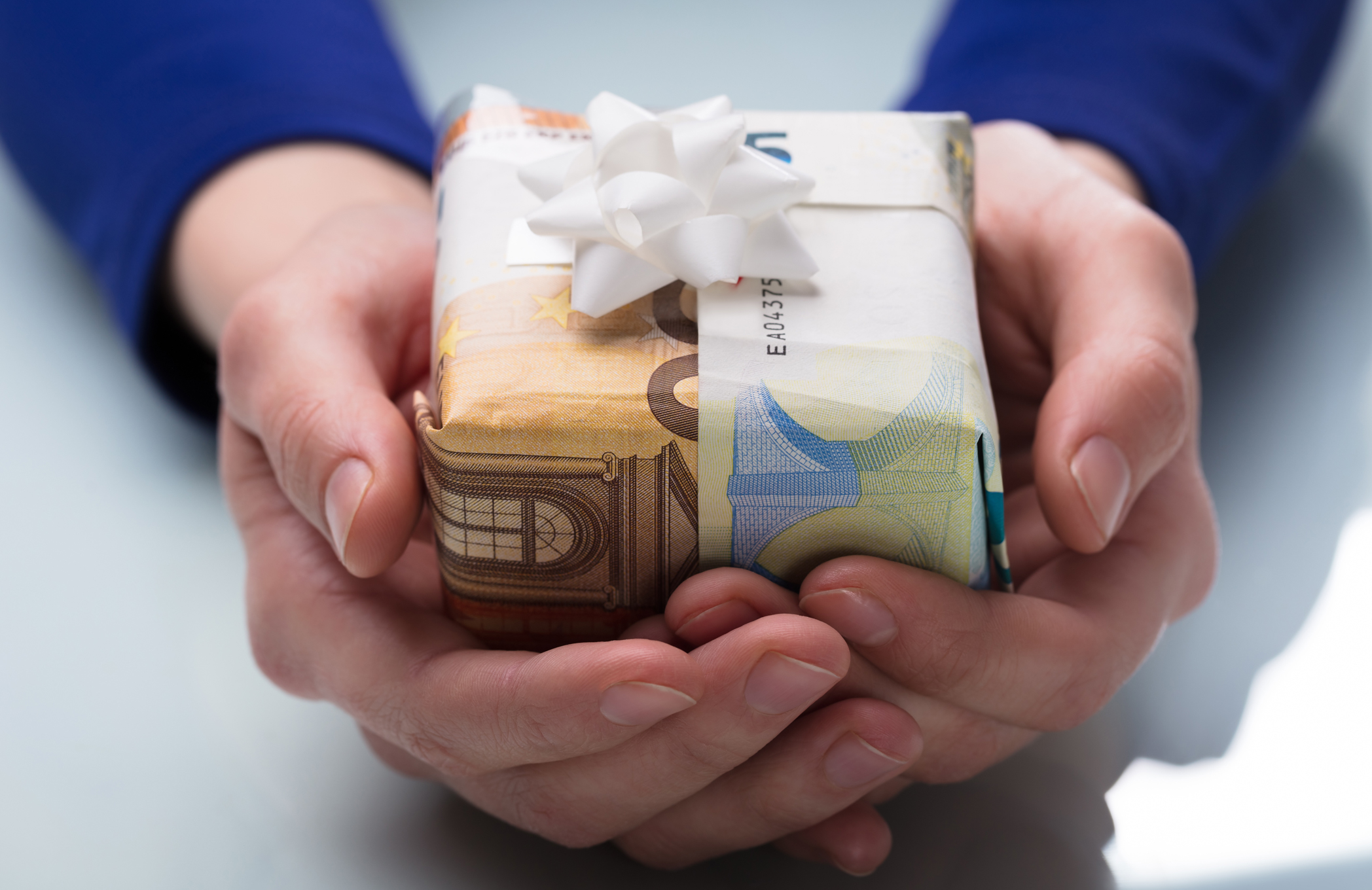 Деловые подарки. Подарки коррупция. Вручение подарка. Подарки от партнеров. Дарение подарков.